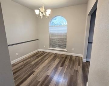 807 Burr Oak Drive - Photo Thumbnail 3