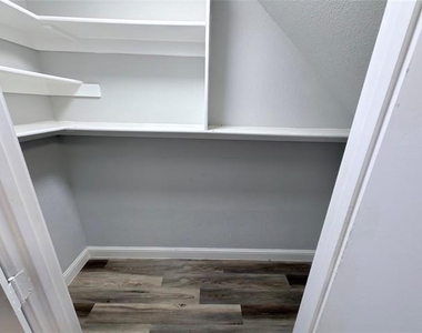 807 Burr Oak Drive - Photo Thumbnail 19