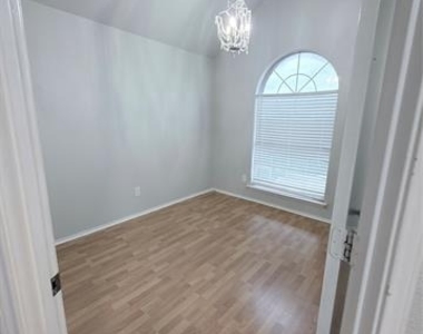 807 Burr Oak Drive - Photo Thumbnail 14