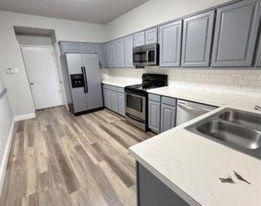807 Burr Oak Drive - Photo Thumbnail 18