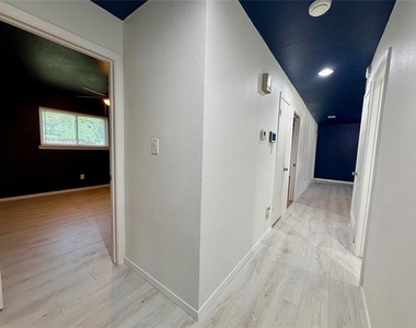 2021 Lexington Place - Photo Thumbnail 11