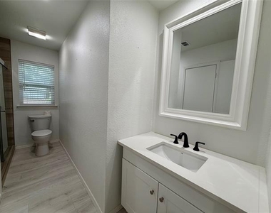 2021 Lexington Place - Photo Thumbnail 9