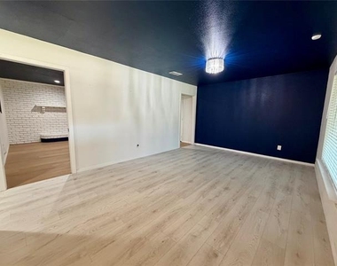 2021 Lexington Place - Photo Thumbnail 7