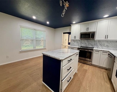 2021 Lexington Place - Photo Thumbnail 4