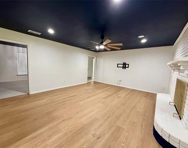 2021 Lexington Place - Photo Thumbnail 5