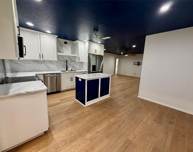 2021 Lexington Place - Photo Thumbnail 3