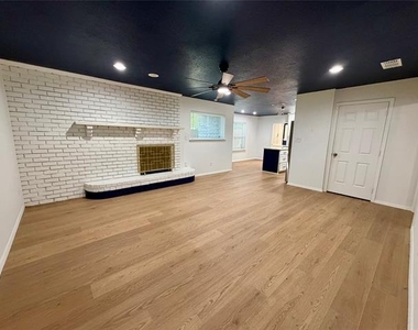 2021 Lexington Place - Photo Thumbnail 1