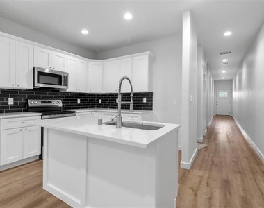 312 E Shepherd Street - Photo Thumbnail 3