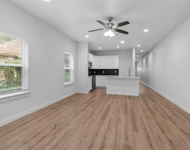 312 E Shepherd Street - Photo Thumbnail 2