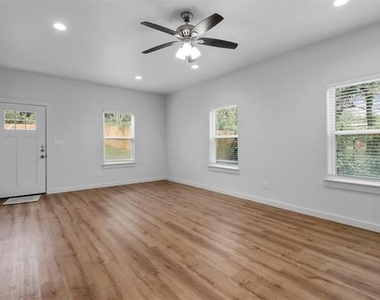 312 E Shepherd Street - Photo Thumbnail 5