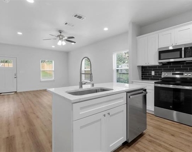 312 E Shepherd Street - Photo Thumbnail 4