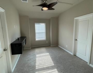 1924 Briar Hill Drive - Photo Thumbnail 10