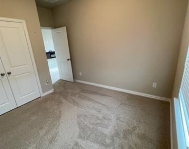 1924 Briar Hill Drive - Photo Thumbnail 13