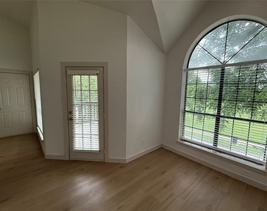 230 E 5th Street - Photo Thumbnail 3