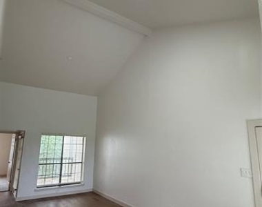 230 E 5th Street - Photo Thumbnail 14