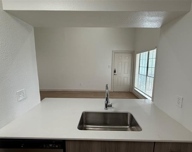 230 E 5th Street - Photo Thumbnail 4