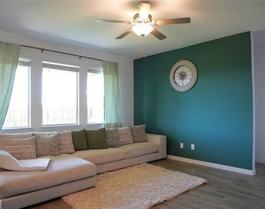 725 Alden Drive - Photo Thumbnail 8