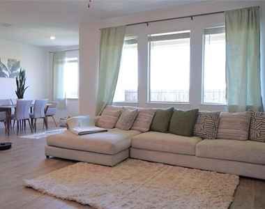 725 Alden Drive - Photo Thumbnail 9
