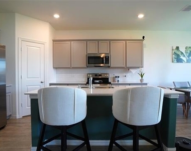 725 Alden Drive - Photo Thumbnail 3