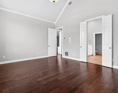 1210 Forest Hills Drive - Photo Thumbnail 7