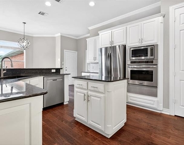 1210 Forest Hills Drive - Photo Thumbnail 11