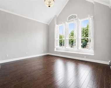 1210 Forest Hills Drive - Photo Thumbnail 8