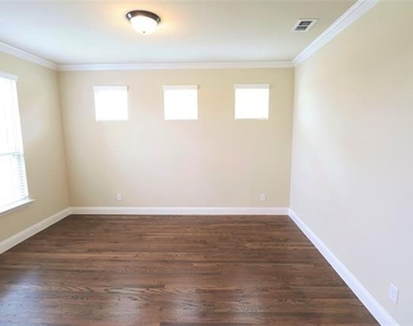 5070 Kerstyn Drive - Photo Thumbnail 7