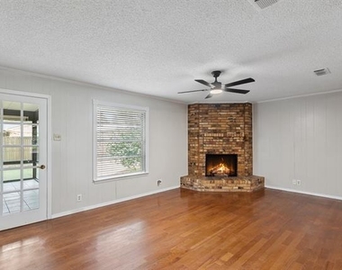 105 Wisteria Court - Photo Thumbnail 6