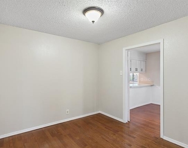 105 Wisteria Court - Photo Thumbnail 5