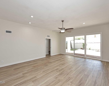 4111 N 87th Place - Photo Thumbnail 7