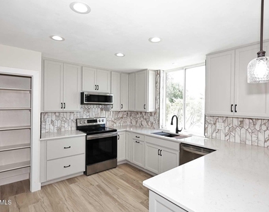 4111 N 87th Place - Photo Thumbnail 17