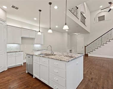 465 Travis Street - Photo Thumbnail 5