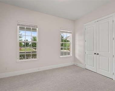 465 Travis Street - Photo Thumbnail 16