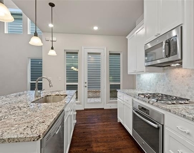 465 Travis Street - Photo Thumbnail 4