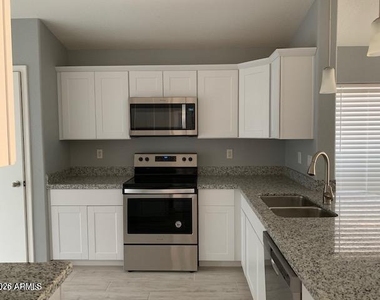 6611 W Desert Hollow Drive - Photo Thumbnail 5