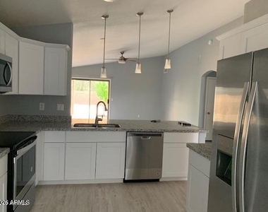 6611 W Desert Hollow Drive - Photo Thumbnail 2