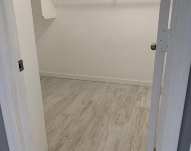 6611 W Desert Hollow Drive - Photo Thumbnail 10