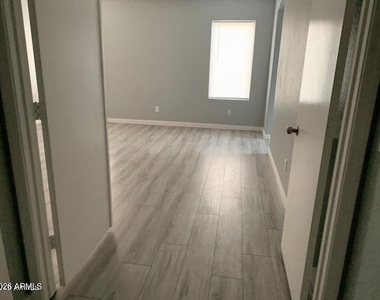 6611 W Desert Hollow Drive - Photo Thumbnail 4