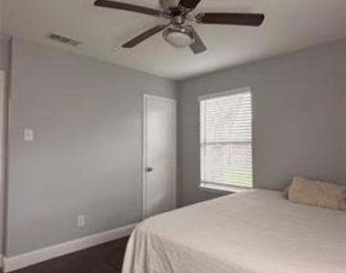 9605 Kittyhawk Lane - Photo Thumbnail 4