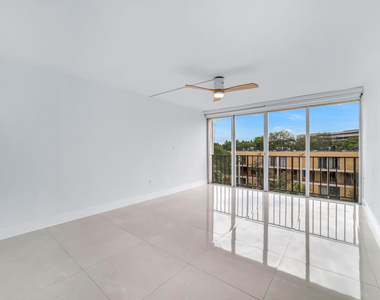 9240 Fontainebleau Boulevard - Photo Thumbnail 23