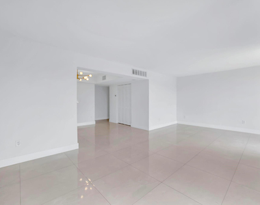 9240 Fontainebleau Boulevard - Photo Thumbnail 5