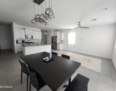 4208 S 68th Drive - Photo Thumbnail 5