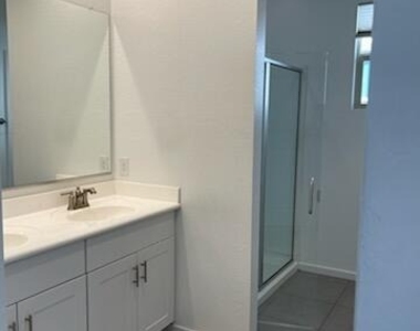 4208 S 68th Drive - Photo Thumbnail 9