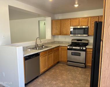 6027 W Encinas Lane - Photo Thumbnail 8