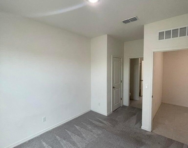19436 W Elm Street - Photo Thumbnail 13