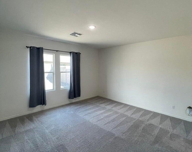 19436 W Elm Street - Photo Thumbnail 7