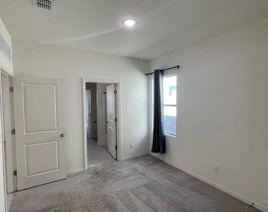 19436 W Elm Street - Photo Thumbnail 17