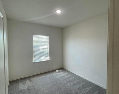 19436 W Elm Street - Photo Thumbnail 12