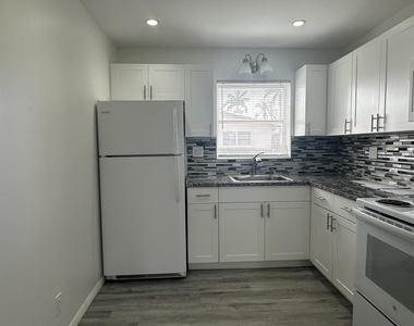 2723 Dudley Drive W - Photo Thumbnail 5