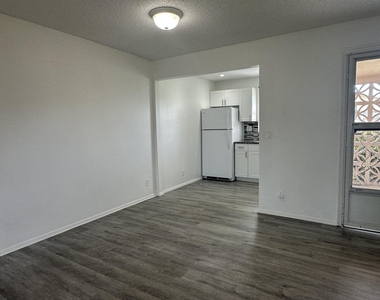 2723 Dudley Drive W - Photo Thumbnail 4